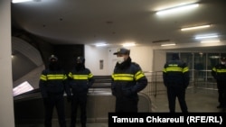 პოლიციელები თავისუფლების მეტროში