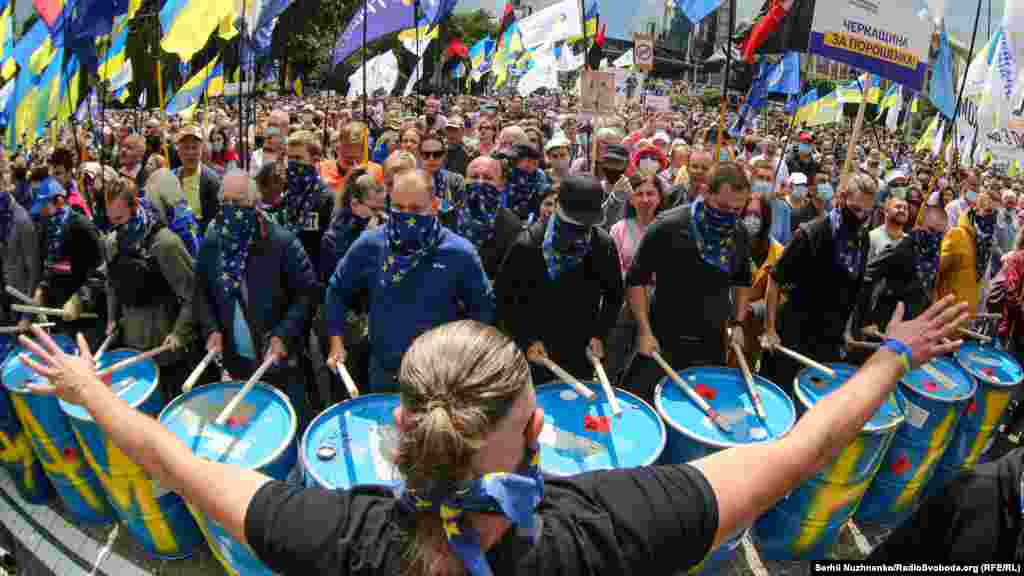 8 липня у Києві пройшли акції протесту на підтримку п'ятого президента України Петра Порошенка. Світлина фотокореспондента Радіо Свобода Сергія Нужненка. Коротко про те, чим завершилося останнє судове засідання по одній зі «справ Порошенка», дивіться у відео Радіо Свобода
