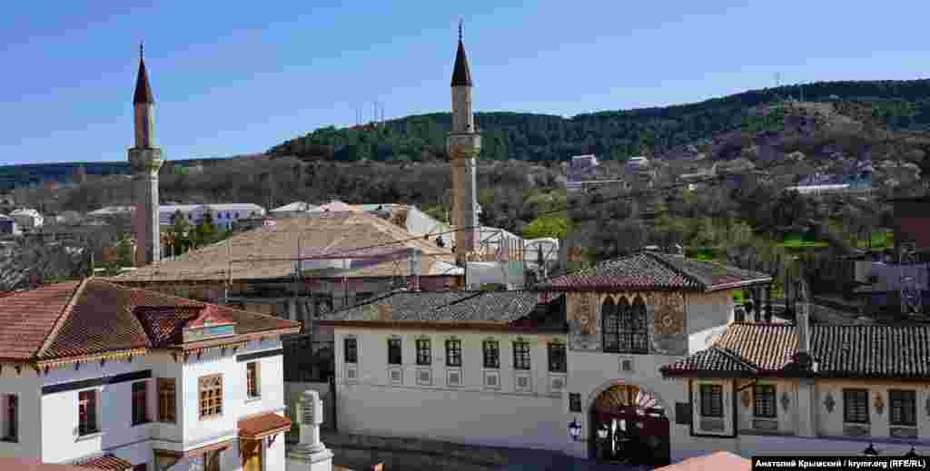 Вид на Ханский дворец с противоположной стороны – улицы Островского