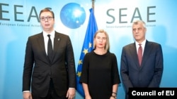 Dijalog u zastoju: Predsednici Srbije Aleksandar VUčić (levo) i Hashim Thaci (desno) sa visokom predstavnicom EU Federicom Mogherini (u sredini)