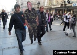 Pripadnici pokreta 1389 sa kartonskim likovima Ratka Mladića, Beograd, 2010.