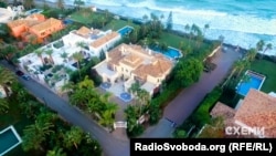 Маєток Петра Порошенка на березі Середземного моря в містечку Аталая-Ісдабе в муніципалітеті Естепона на півдні Іспанії