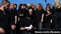 Бели гулаби за настраданите при падот на настрешницата на железничката станица во Нови Сад