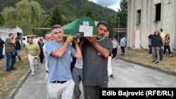 Tabute su sa posmrtnim ostacima na rukama prenijeli članovi porodica i građani koji su došli da odaju počast, Potočari, 10. juli 2025. 