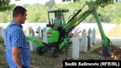 Ramo Hirkić prisustvuje reekshumaciji posmrtnih ostataka svog oca Jusufa, 12. juli. 2021.