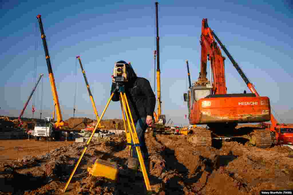 Postojeća moskovska bolnica za infektivne bolesti već je pretvorena u centar za lečenje i karantinsku zonu isključivo za pacijente sa korona virusom, ali gradonačelnik Moskve Sergej Sobjanjin rekao je da želi više kapaciteta, za svaki slučaj.