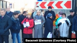 Люди у здания Следственного комитета в Москве 