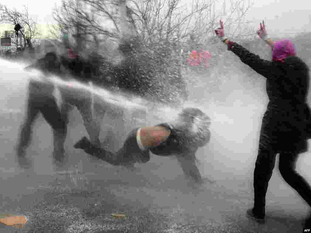 Turska - Sukob policije i studenata na demonstracijama u Ankari, 05.01.2011. Foto: AFP / Adem Altan