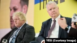 Колишній британський прем'єр Борис Джонсон і колишній заступник держсекретаря США Стівен Біґен під час дискусії на «Ялтинській Європейській Cтaтегії»(YES) у Києві 24 лютого 2025 року