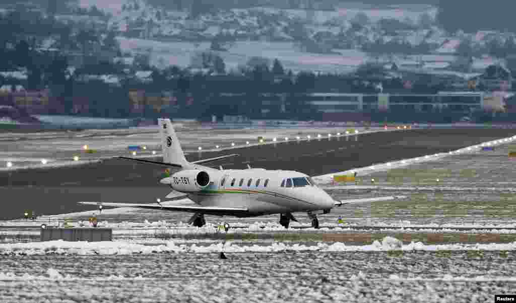 Прибытие одного из бизнес-джетов на базу швейцарских ВВС в Дюбендорфе. Этот аэродром периодически используется для приема и отправки рейсов с участниками Давосского форума. 