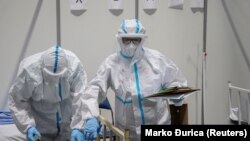 Zdravstveni radnici u skafanderima, Beograd, april 2021. 