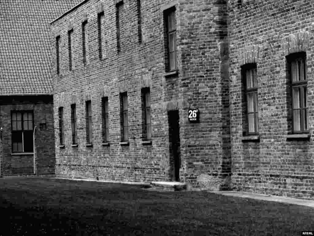 27.01. 1945. oslobođen je najveći nacistički logor smrti Auschwitz, simbol holokausta i stradanja, u kojem je tokom Drugog svetskog rata najmonstruoznije stradalo najmanje 1,5 milion ljudi.