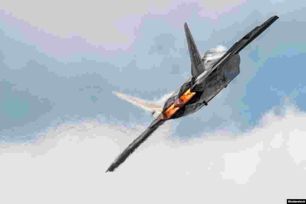 "Всегда стоит перед глазами сцена, как какой-нибудь один человек в Сирии с переносной ракетной установкой сбивает самолет, стоимость которого превышает ВВП небольшого государства", – говорит Насбачер