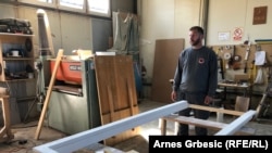 Mirsad Ševkić se lično uvjerio da više ne glasa u svom naselju Stenjak, već da je i on prijavljen da glasa u Srbiji