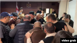 დაპირისპირება სხდომათა დარბაზში