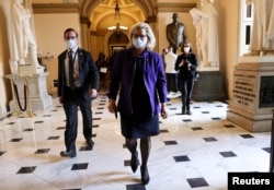 Nijedan poraz republikanskih kandidata koji su glasali za Trampov opoziv nije toliko ispunjen značenjem niti toliko ukazuje na promene u Republikanskoj partiji kao poraz Čejni, ocenjuje Njujork tajms (na fotografiji Liz Čejni u Kapitolu, maj 2021.)