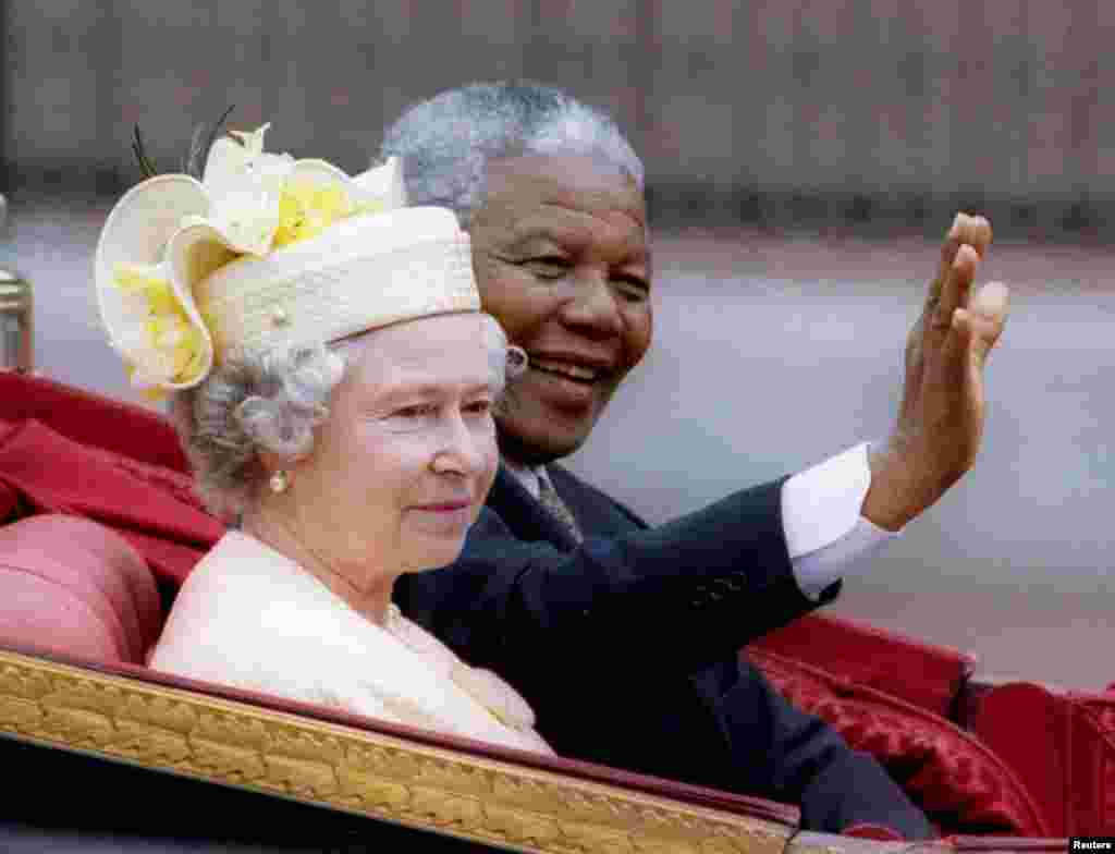 Nelson Mandela i britanska kraljica Elizabeta II, London, 9. juli 1996.