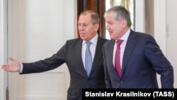 Сергей Лавров ва Сироҷиддин Аслов қабл аз оғози нишасти хабарӣ дар шаҳри Маскав