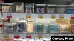 Na ovoj fotografiji dostavljenoj Ruskom servisu RSE, puter i drugi mliječni proizvodi u ovoj prodavnici u Sankt Peterburgu drže se "pod ključem" kako bi se spriječila krađa.