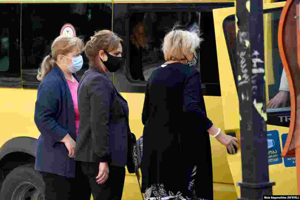 ტრანსპორტში ნიღაბი სავალდებულოა. 