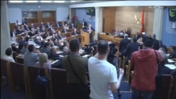 Poslanici DF u Skupštini skandirali 'Milo, lopove'