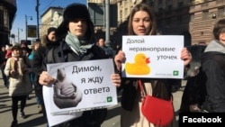 Михаил Самин с подругой на митинге "Он вам не Димон" 