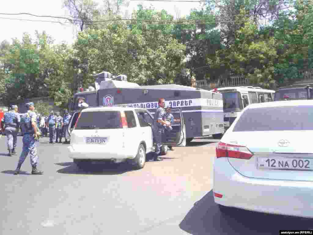 Активисты движения "Учредительный парламент" напали на полицейский участок в Ереване в воскресенье утром.