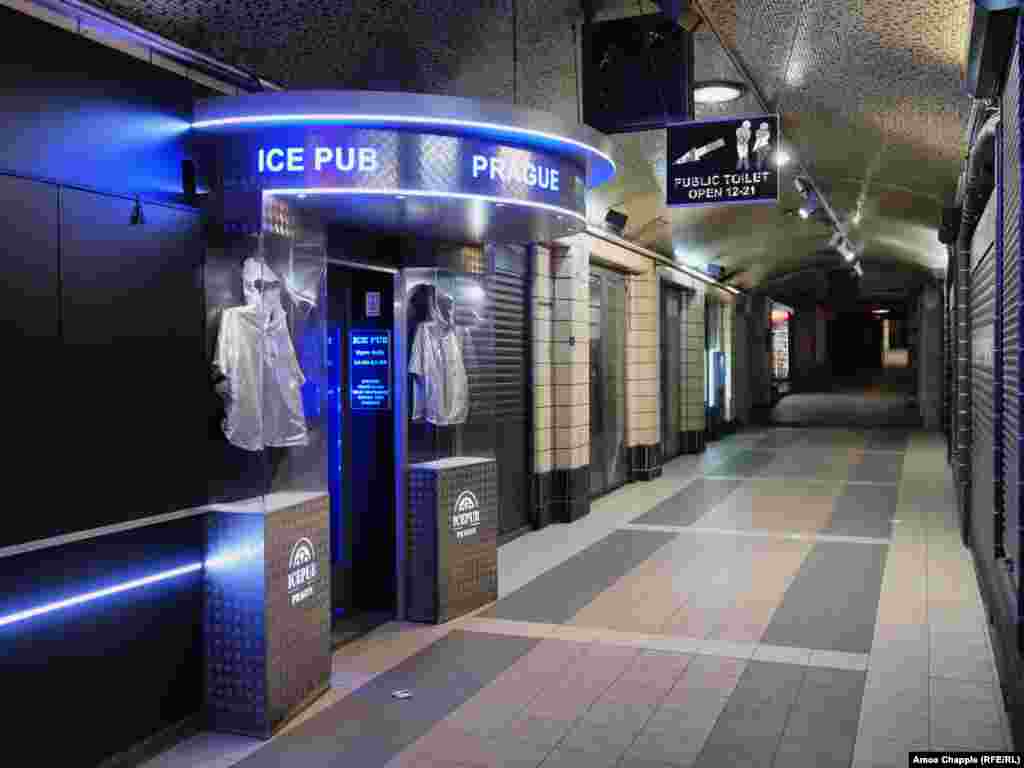 ტურისტებით ყველაზე უფრო გადატვირთული ერთ-ერთი მიწისქვეშა გადასასვლელი პრაღის შუაგულში.