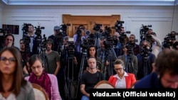 новинари и медиумски работници. 