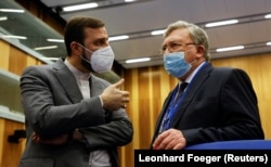 کاظم غریب آبادی، در حاشیه نشست اخیر شورای حکام در وین با میخائیل اولیانوف، همتای روسی خود صحبت می‌کند