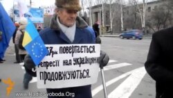 Донеччани вийшли на пікет податкової міліції за фермерів, які допомогли Євромайдану Донеччани вийшли на пікет податкової міліції за фермерів, які допомогли Євромайдану