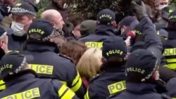 კადრები აქციიდან - როგორ დააკავეს აქტივისტები