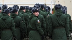 Az orosz hatóságok nyomást gyakoroltak az újoncokra – akiket nem küldhetnek harcba –, hogy írjanak alá szerződést fegyveres szolgálatra. 