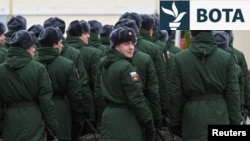 Autoritetet ruse kanë ushtruar trysni ndaj rekrutëve - të cilët nuk lejohen të dërgohen në luftime - që të nënshkruajnë kontrata për shërbim ushtarak.