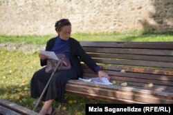 ელენე ოთარაშვილი ბატონის სასახლის წინ სკამზე ზის და საბუთებს ახარისხებს, ფიქრობს, რომ დასჭირდება.