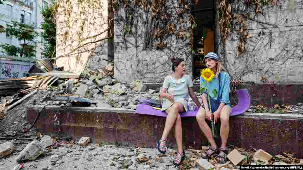 Люди на акции протеста «Цветы Украины» в Киеве 12 июля. Активисты выступали против сноса здания позднесоветского модерна