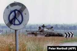 'Mislim da je reč o potpunoj dezorganizaciji - naročito u Federaciji. JNA je nešto pokušala, pa je onda neko sa strane, odnosno Amerikanci, pripretio da se ne bombarduju gradovi u Sloveniji.' (Tenk JNA u Jesenicama 1991)