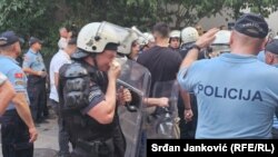Policija opremljena za razbijanje demonstracija na protestu grupe građana zbog dodjele Trinaestojulske nagrade Bećiru Vukoviću, Podgorica, Crna Gora