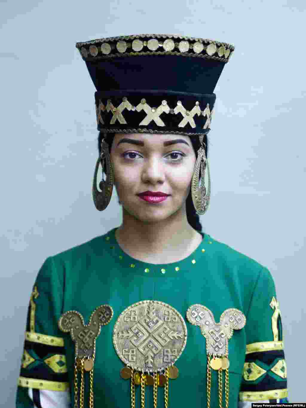 Ивайкова Катя, 22 года, танцовщица. "У меня папа мари, а мама русская, и семья более православная, чем обычно бывает в Марий Эл. Лично себя марийкой не ощущаю, не знаю языка. Как по мне, так настоящии марийцы остались только в деревнях. Хотя вот связь с природой осталась. Иногда хочется взять и уйти медитировать в лес. В городе порой перед сном включаю звуки леса".