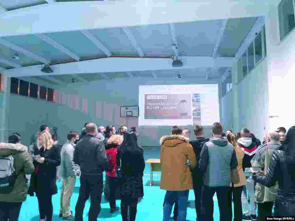 Stanovnici Jezera prate program američke svemirske agencije NASA iz sale Osnovne škole 'Vuk Karadžić'. Više od pedesetak ljudi skupilo se kako bi zajedno dočekali slijetanje rovera na krater Jezero. 