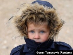 Šezdesetak djece čiji su roditelji iz BiH i dalje je u dva kampa u Siriji. Jedan od njih je i dječak s fotografije koji je u kampu Roj s majkom i troje braće i sestara.