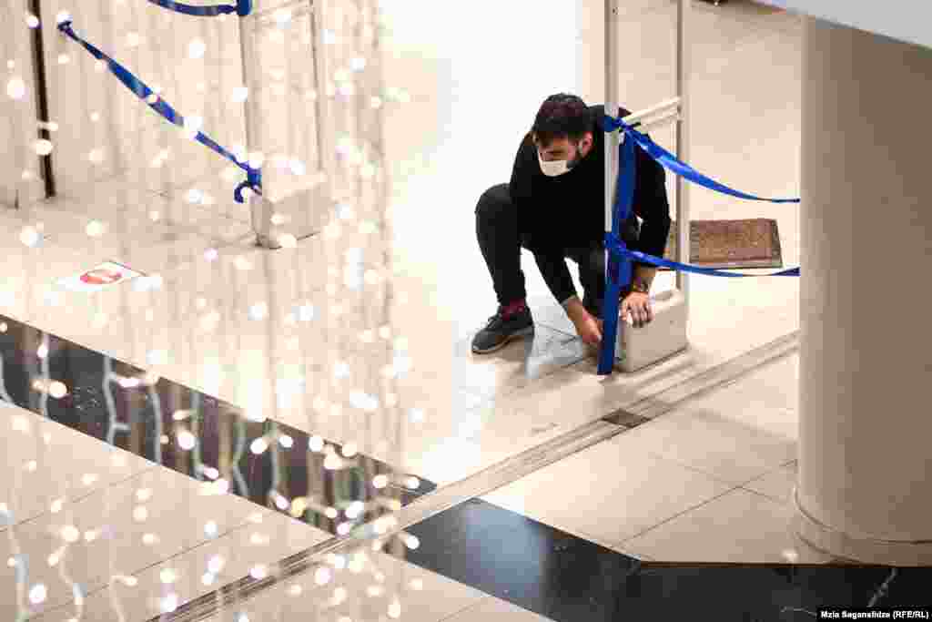 პერსონალი ბოლო დეტალებს ამოწმებს. 