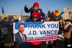 კალინ ჯორჯესკუს მხარდამჭერები თებერვალში გამართულ აქციაზე.