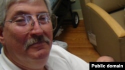 رابرت لوینسون، مأمور سابق افبیآی، در زمستان سال ۸۵ پس از سفر به جزیره کیش ناپدید شد.