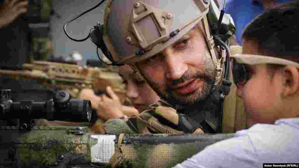 Традиційно для офіційних свят в Криму, для дітей були організовані «курси навчання» у стрільбі