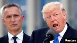 Президент США Дональд Трамп виступає поруч з генеральним секретарем НАТО Єнсом Столтенбергом на початку саміту НАТО, 25 травня 2017 рік