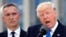 Президент США Дональд Трамп виступає поруч з генеральним секретарем НАТО Єнсом Столтенбергом на початку саміту НАТО, 25 травня 2017 рік