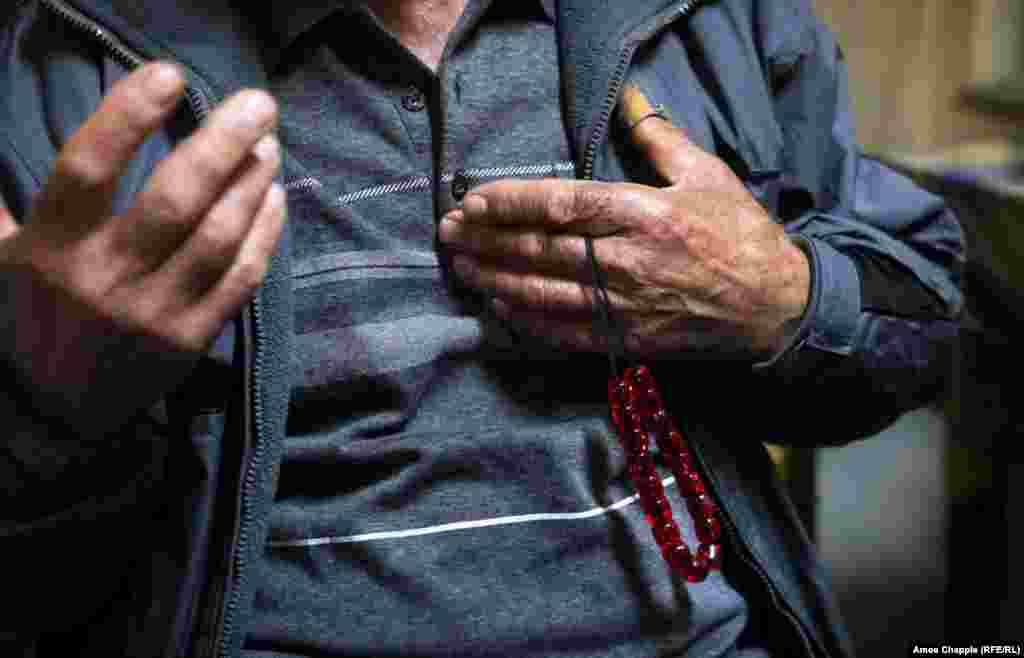 После ухода Али грек Георгиос Каларас перебирает свои четки и говорит журналисту Радио Свобода, что вряд ли его деревня сможет принять еще больше беженцев: "У нас не такая сильная экономика, как в Германии - нам самим не хватает рабочих мест".