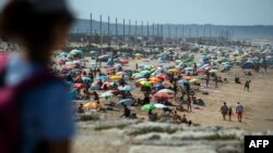Plaja Costa da Caparica, de lângă Lisabona, plină de oameni și umbrele duminică, 29 iunie, când temperatura a urcat la peste 40 de grade.