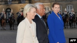 Слева направо: глава Еврокомиссии, глава Евросовета и премьер-министр Дании